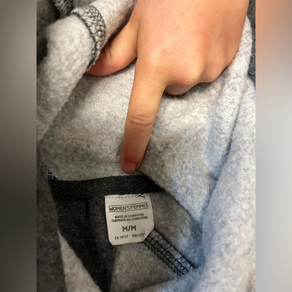 Size medium sweater - Picture 5 of 5